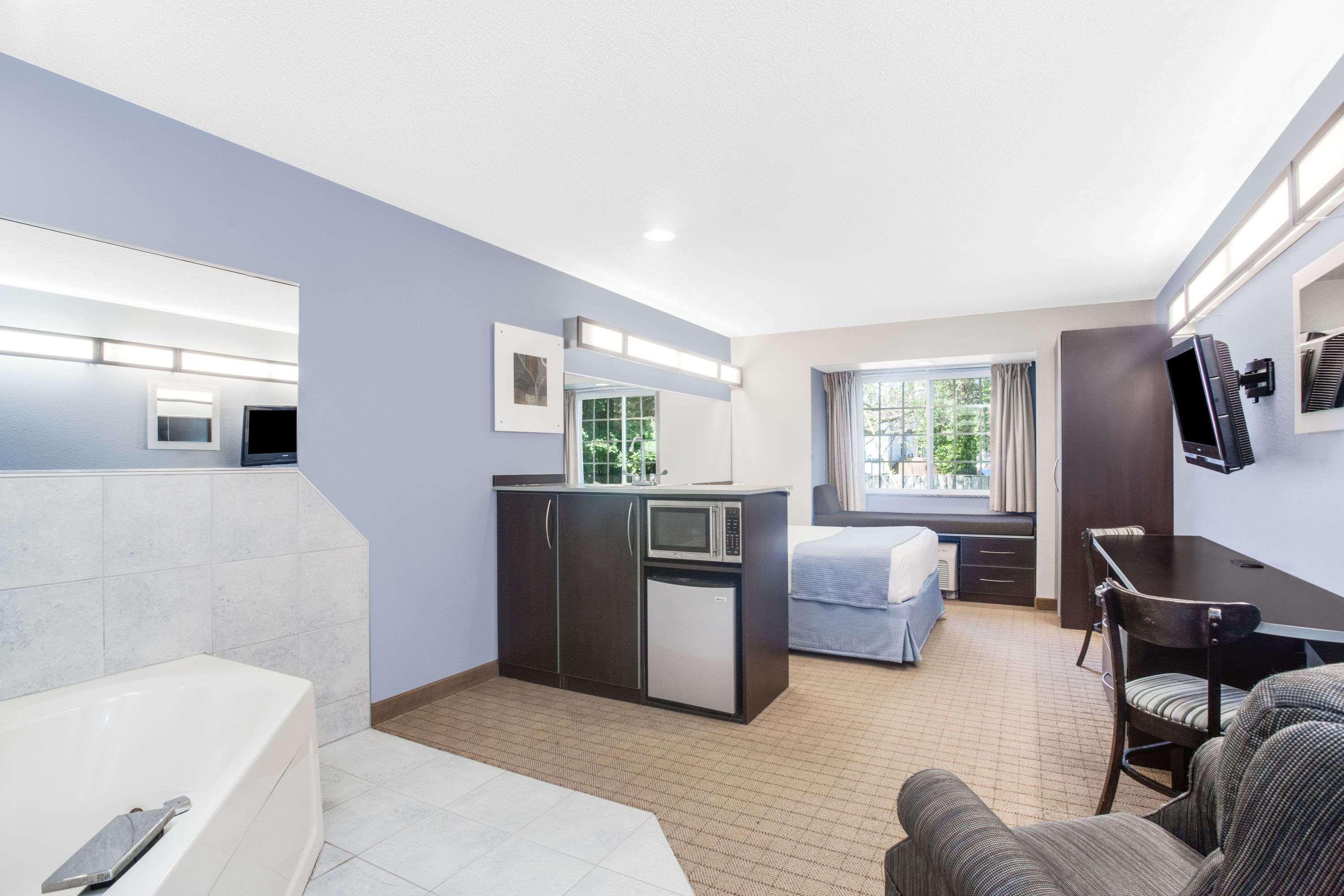 Microtel Inn & Suites Bath Bagian luar foto