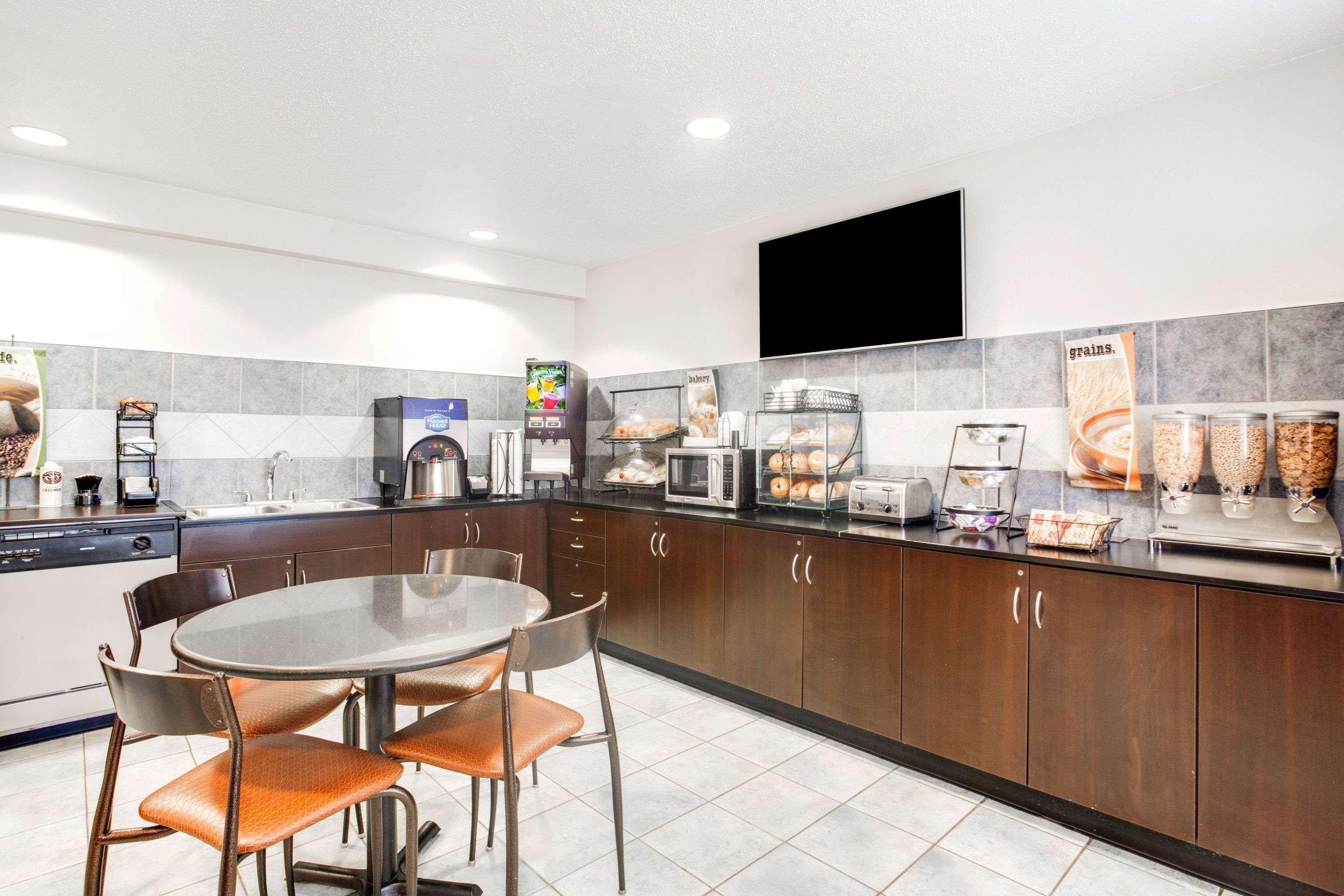 Microtel Inn & Suites Bath Bagian luar foto