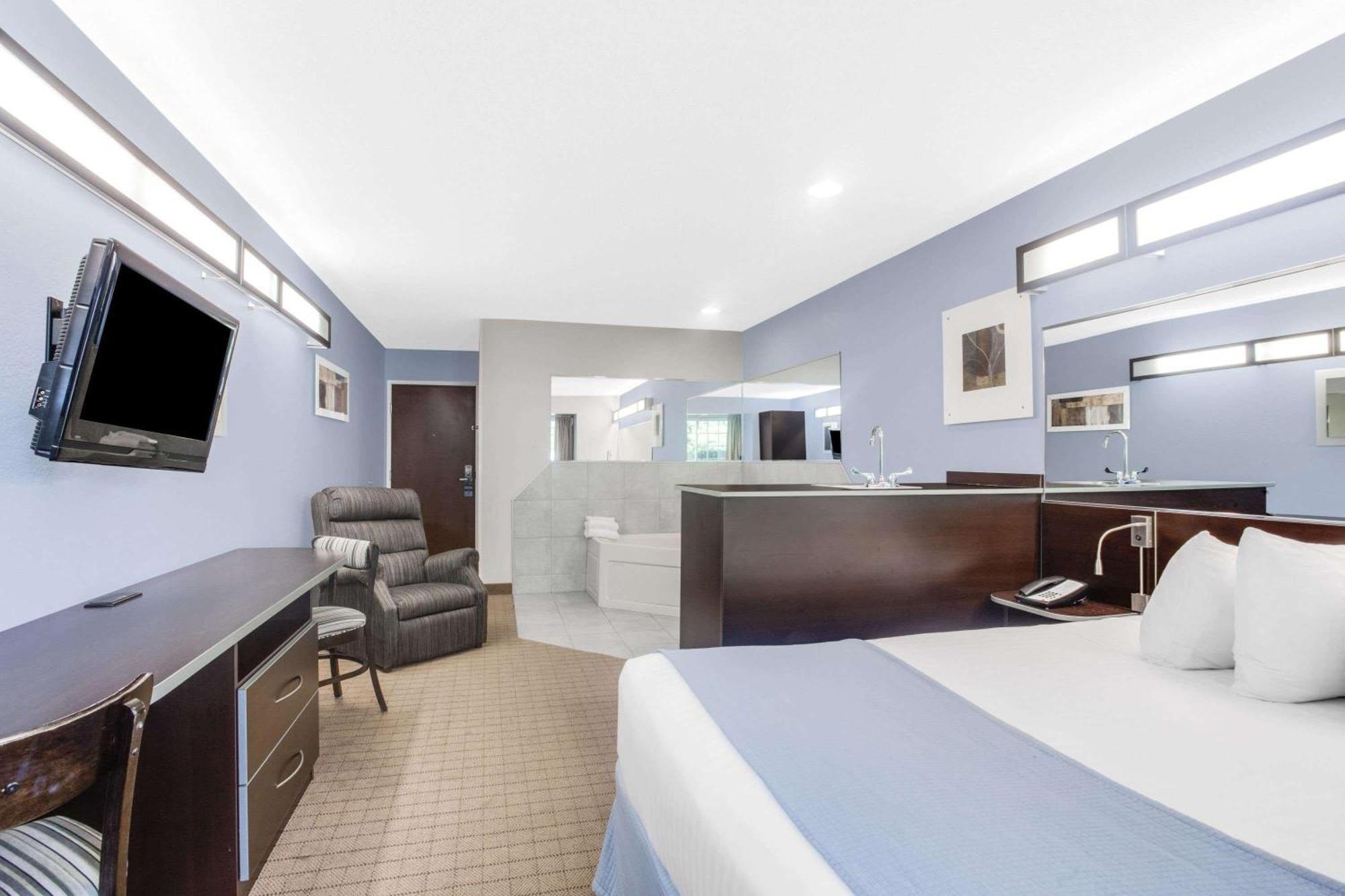 Microtel Inn & Suites Bath Bagian luar foto